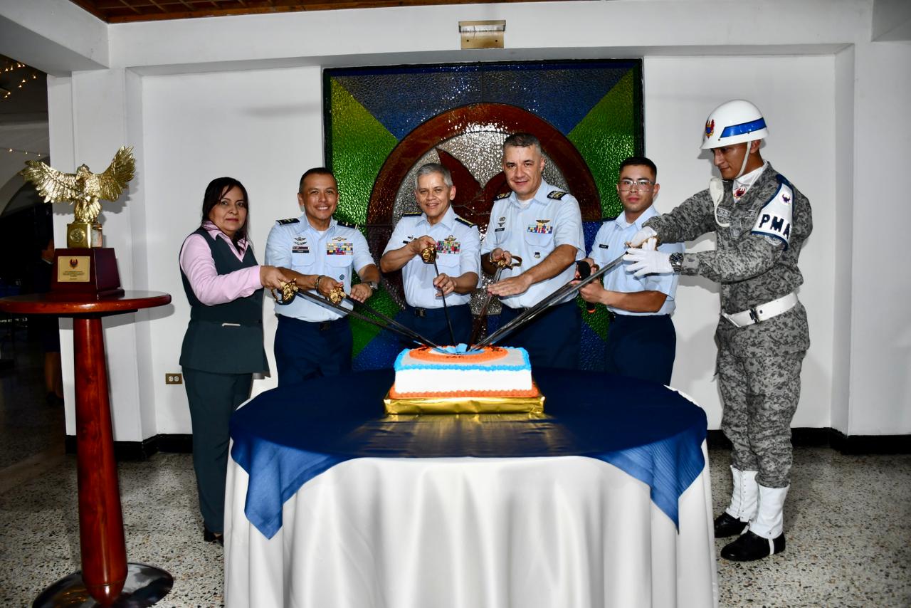 A pocos días de cumplir 72 años de fundación, el Comando Aéreo de Combate No. 4 realizó una ceremonia militar en la que fueron condecorados hombres y mujeres por su tiempo de servicio, en un acto que reafirmó el papel estratégico de la Unidad en la seguridad del centro del país y su liderazgo en la formación de tripulaciones de ala rotatoria. La ceremonia contó con la participación de autoridades civiles y militares de la región, y fue presidida por el señor General Comandante de la Fuerza Aeroespacial Colombiana, quien destacó la trayectoria operacional del CACOM 4 y su capacidad para integrar misiones de control territorial, misiones humanitarias y atención de emergencias, en escenarios que exigen reacción inmediata y alto nivel de alistamiento. Durante el acto protocolario se impusieron medallas de tiempo de servicio a un grupo de hombres y mujeres cuya permanencia ha sido determinante en la consolidación de procesos técnicos, operacionales y doctrinales, más allá del reconocimiento, representó un homenaje a la experiencia que sostiene la operación aérea diaria y la transmisión de conocimiento a nuevas generaciones de aviadores militares. Con 72 años de historia, el CACOM 4 continúa consolidándose como un referente operacional, manteniendo el alistamiento permanente de sus tripulaciones y personal técnico, fortaleciendo su entrenamiento y ratificando su compromiso de volar, entrenar y combatir para vencer