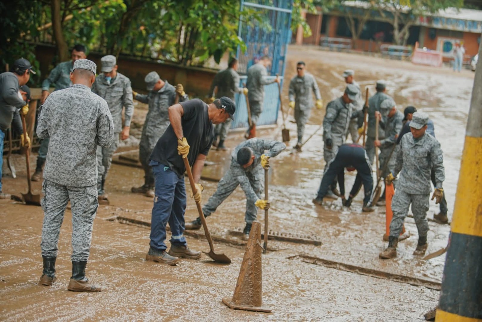 Comunidades afectadas por el desbordamiento de una quebrada en Melgar reciben apoyo